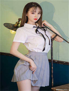 色美人-双人床上剧烈运动打扑克的电视